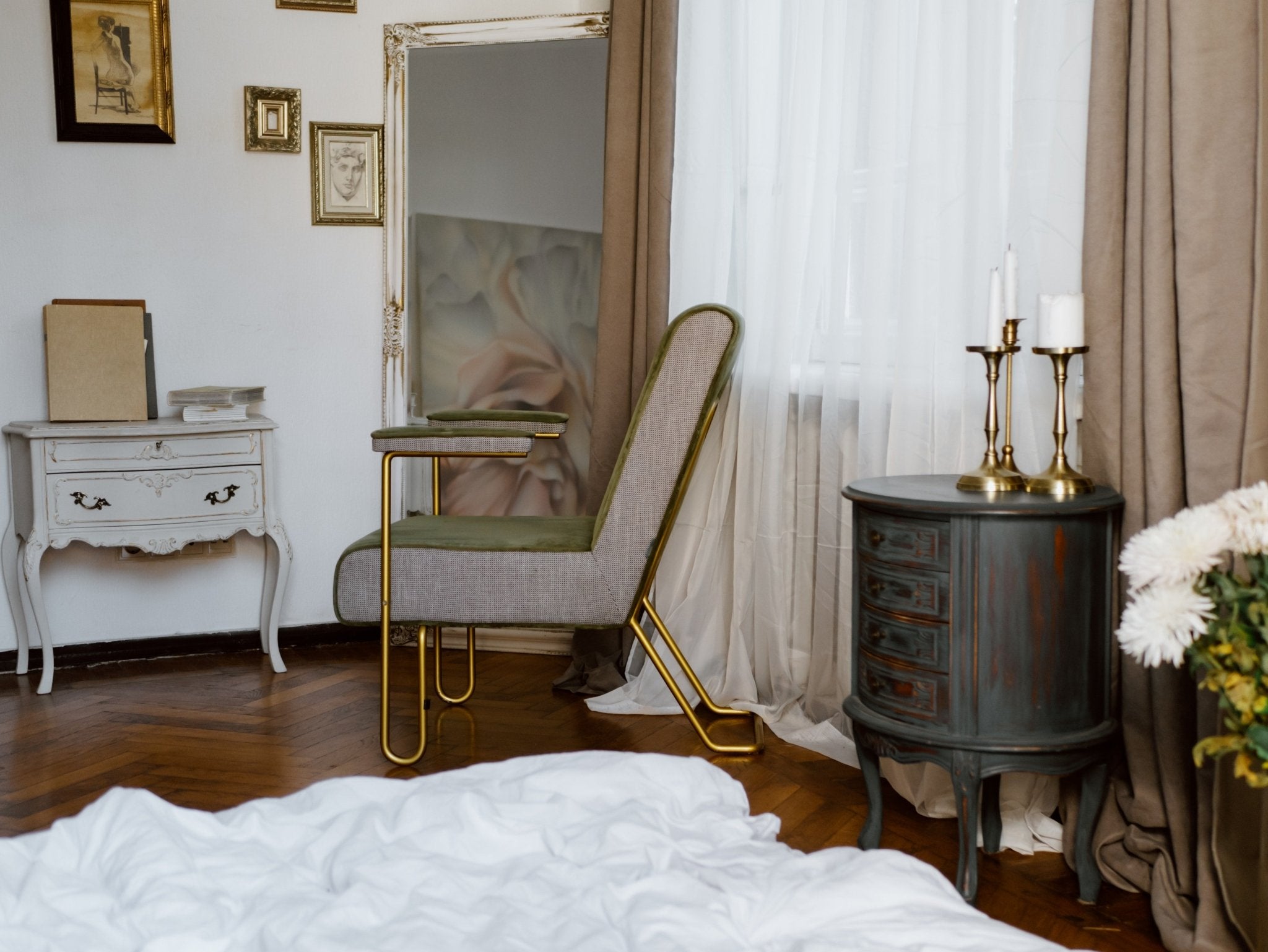 10 Must Have Items in Your Bedroom - THE LINEN COMPANY